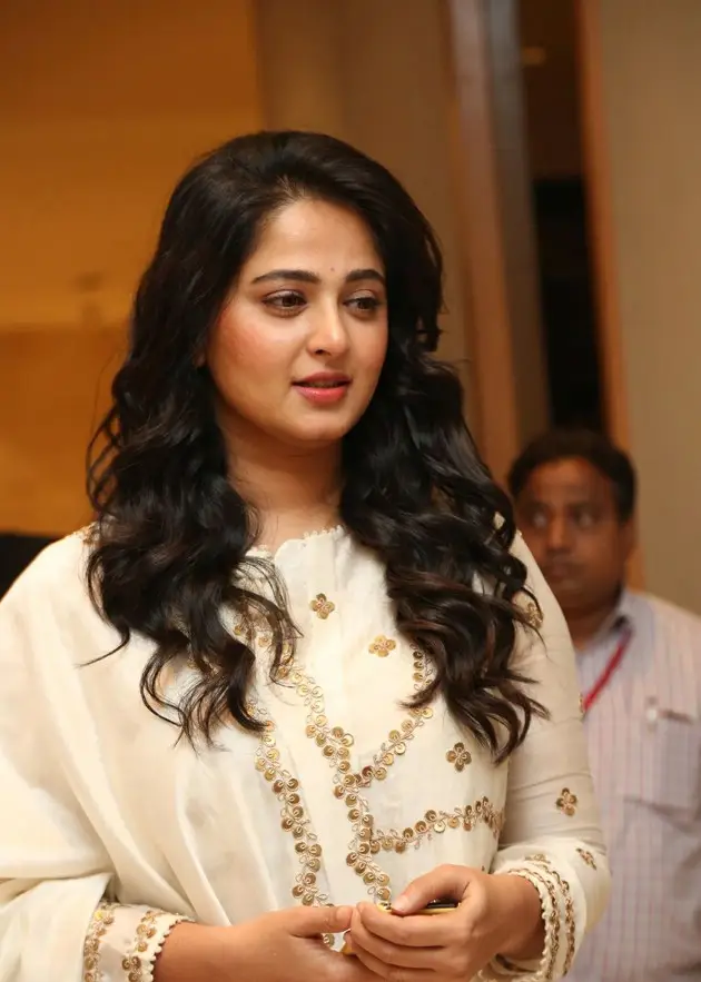 Anushka Shetty Wallpapers Long Hair Closeup Face Smiling